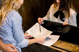 Recepcionista mostrando un punto de interés en un mapa